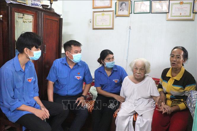 Trong ảnh: Đoàn viên, thanh niên thăm bà Đặng Thị Định (vợ liệt sỹ) ở phường 9, thành phố Vĩnh Long. Ảnh: Lê Thúy Hằng - TTXVN