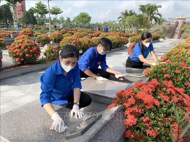 Trong ảnh: Đoàn viên, thanh niên tham gia chỉnh trang, vệ sinh khuôn viên Nghĩa trang Liệt sỹ tỉnh Vĩnh Long. Ảnh: Lê Thúy Hằng – TTXVN