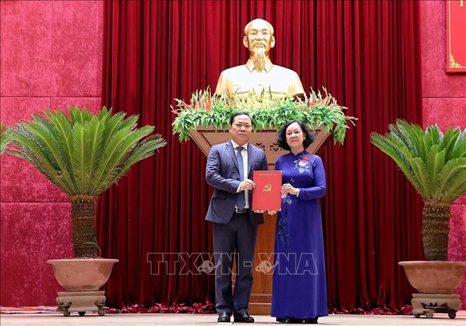 Trong ảnh: Đồng chí Trương Thị Mai, Ủy viên Bộ Chính trị, Bí thư Trung ương Đảng, Trưởng Ban Tổ chức Trung ương trao Quyết định cho đồng chí Nguyễn Phi Long. Ảnh: Thanh Hải - TTXVN