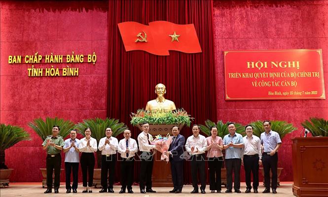 Trong ảnh: Đồng chí Ngô Văn Tuấn Phó Tổng Kiểm toán phụ trách Tổng Kiểm toán Nhà nước chúc mừng đồng chí Nguyễn Phi Long, Bí thư Tỉnh ủy Hòa Bình. Ảnh: Thanh Hải - TTXVN