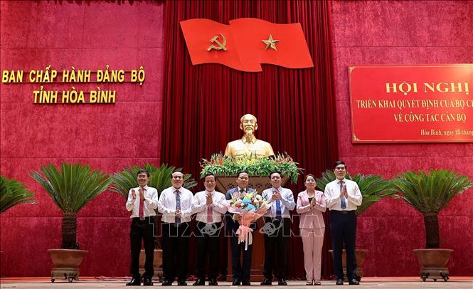 Trong ảnh: Đồng chí Nguyễn Phi Long, Bí thư Tỉnh ủy Hòa Bình cùng các đồng chí lãnh đạo tỉnh Bình Định. Ảnh: Thanh Hải - TTXVN