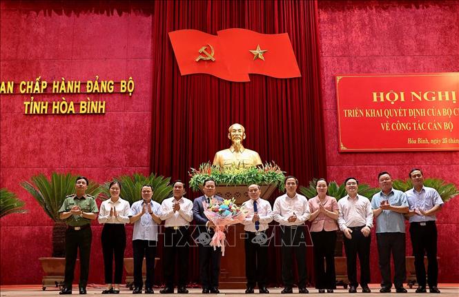 Trong ảnh: Đồng chí Nguyễn Phi Long, Bí thư Tỉnh ủy Hòa Bình cùng đại diện lãnh đạo tỉnh Hòa Bình. Ảnh: Thanh Hải - TTXVN 