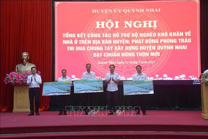 Trong ảnh: BTC tặng quà các nhà tài trợ cho huyện Quỳnh Nhai trong phong trào xây dựng nông thôn mới. Ảnh: Quang Quyết-TTXVN