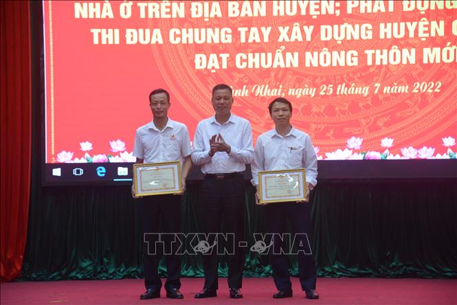 Trong ảnh: Phó Chủ tịch Ủy ban nhân dân tỉnh Sơn La Nguyễn Thành Công tặng Bằng khen của Chủ tịch UBND tỉnh Sơn La cho Hội Doanh nhân trẻ tỉnh Phú Thọ và Ngân hàng Nông nghiệp và Phát triển nông thôn chi nhánh huyện Quỳnh Nhai. Ảnh: Quang Quyết-TTXVN