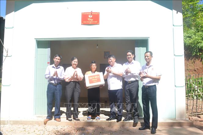Trong ảnh: Đoàn công tác tặng quà cho gia đình bà Lò Thị Nướng, bản Bung Lanh, xã Mường Giàng, huyện Quỳnh Nhai. Đây là một trong 11 hộ có hoàn cảnh đặc biệt khó khăn về nhà ở được nhận nhà dịp này. Ảnh: Quang Quyết-TTXVN