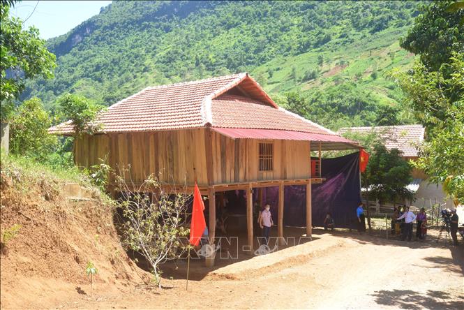 Trong ảnh: Ngôi nhà của gia đình chị Là Thị Lọ, bản Ba Nhất, xã Chiềng Bằng, huyện Quỳnh Nhai. Đây là một trong 11 hộ có hoàn cảnh đặc biệt khó khăn về nhà ở được nhận nhà dịp này. Ảnh: Quang Quyết-TTXVN