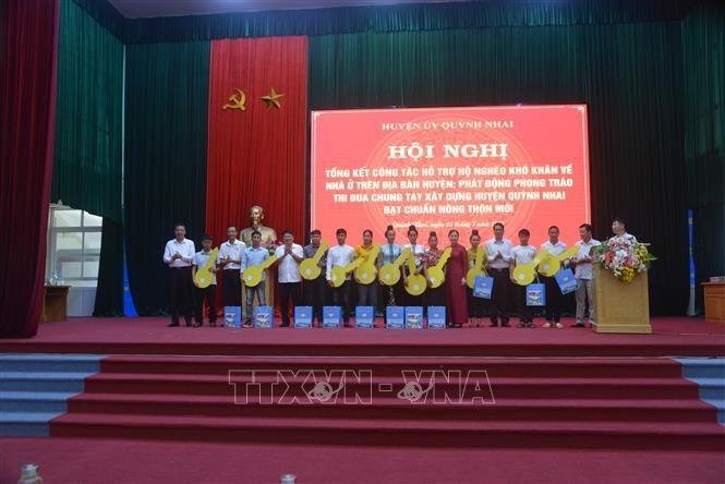 Trong ảnh: Trao biểu trưng chìa khóa “nhà đại đoàn kết” cho 11 hộ có hoàn cảnh đặc biệt khó khăn về nhà ở trên địa bàn huyện Quỳnh Nhai. Ảnh: Quang Quyết-TTXVN