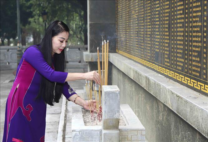 Trong ảnh: Bí thư Tỉnh ủy Vĩnh Phúc Hoàng Thị Thúy Lan thắp hương tưởng niệm các anh hùng liệt sĩ. Ảnh: Hoàng Hùng - TTXVN