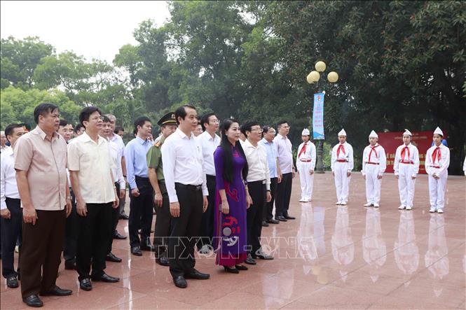 Trong ảnh: Lãnh đạo Tỉnh ủy, UBND tỉnh Vĩnh Phúc tổ chức Lễ dâng hương tưởng niệm các anh hùng liệt sĩ. Ảnh: Hoàng Hùng - TTXVN