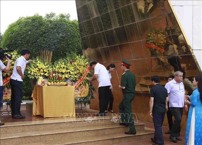 Trong ảnh: Các ban, ngành đoàn thể tỉnh Vĩnh Phúc thắp hương tại Đài tưởng niệm liệt sỹ tỉnh Vĩnh Phúc. Ảnh: Hoàng Hùng - TTXVN
