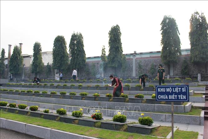 Trong ảnh: Người dân và lực lượng vũ trang tỉnh Bình Dương dâng hương tại Nghĩa trang Liệt sỹ tỉnh. Ảnh: TTXVN phát