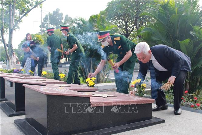 Trong ảnh: Bí thư Tỉnh ủy Bình Dương Nguyễn Văn Lợi (phải) dâng hương tại Nghĩa trang Liệt sĩ tỉnh. Ảnh: TTXVN phát
