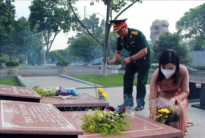 Trong ảnh: Người dân và chiến sỹ Bình Dương dâng hương tại Nghĩa trang Liệt sĩ tỉnh. Ảnh: TTXVN phát
