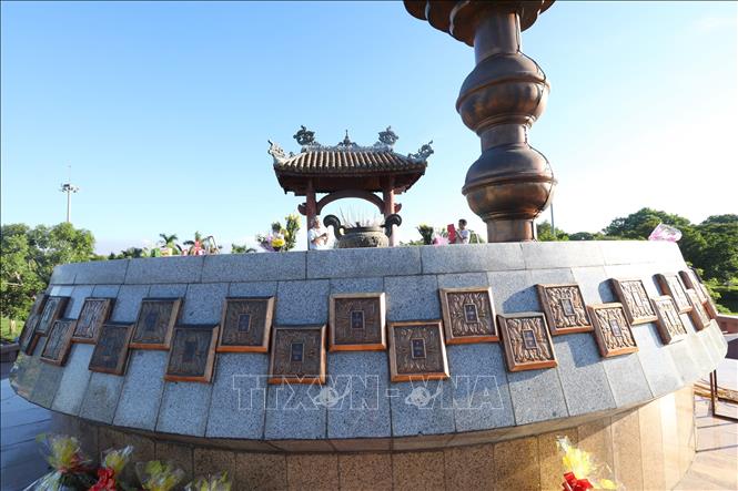 Bức phù điêu bao quanh Đài tưởng niệm với 81 ô vuông ghi lại thời gian 81 ngày đêm chiến đấu bảo vệ Thành cổ năm 1972 (28/6/1972-16/9/1972). Ảnh: Hoàng Hiếu - TTXVN 