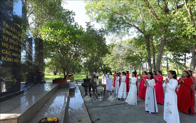 Tại Bia chiến tích sinh viên trong Thành cổ Quảng Trị (xây dựng năm 2002), người dân đến tri ân đến những chiến sĩ là học sinh, sinh viện đã hy sinh trong trận đánh 81 ngày đêm lịch sử. Ảnh: Hoàng Hiếu - TTXVN 