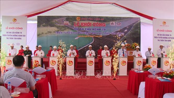 Trong ảnh: Nghi thức nhấn nút khởi công Dự án Cầu Kênh 79 trên tuyến đường Vành đai Tân Hưng. Ảnh: Thanh Bình-TTXVN