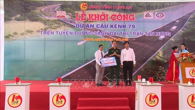 Trong ảnh: Các nhà tài trợ trao bảng tương trưng hỗ trợ hộ nghèo xây dựng nhà tình nghĩa. Ảnh: Thanh Bình-TTXVN