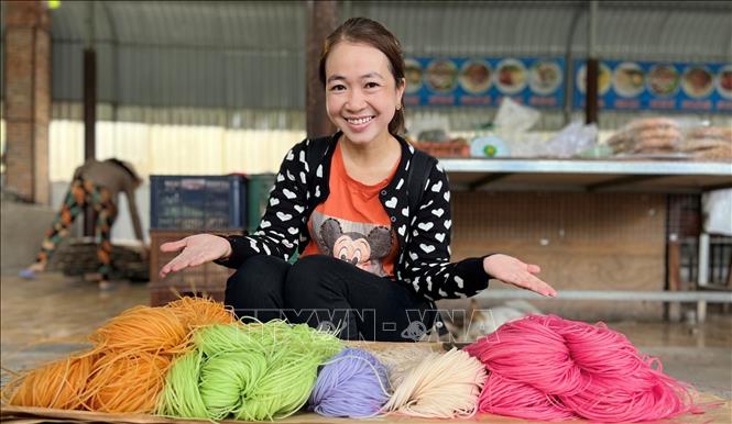 Trong ảnh: Du khách thích thú trải nghiệm quy trình làm hủ tiếu đa sắc. Ảnh: TTXVN phát