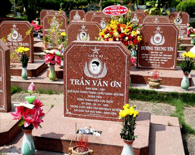 Trong ảnh: Phần mộ của Anh hùng liệt sĩ Trần Văn Ơn (1931 - 1950), thanh niên tiêu biểu trong phong trào biểu tình của học sinh sinh viên Sài Gòn chống thực dân Pháp và chính quyền thân Pháp. Ảnh: Hồng Đạt - TTXVN
