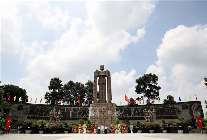 Trong ảnh: Tượng đài Mẹ Việt Nam anh hùng đặt ở trung tâm khuôn viên Nghĩa trang Liệt sĩ Thành phố Hồ Chí Minh. Ảnh: Hồng Đạt - TTXVN
