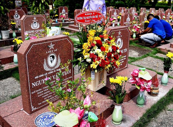 Trong ảnh: Phần mộ của Anh hùng liệt sĩ Nguyễn Văn Trỗi (1940 - 1964) tại Nghĩa trang Liệt sĩ Thành phố Hồ Chí Minh. Ảnh: Hồng Đạt - TTXVN
