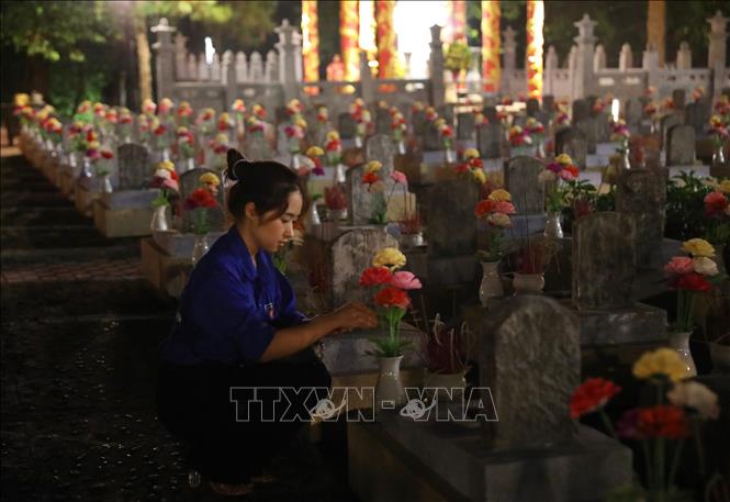Thành kính dâng hương tưởng nhớ các anh hùng, liệt sĩ. Ảnh: Hoàng Hiếu - TTXVN 