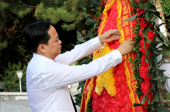 Trong ảnh: Bí thư Tỉnh ủy Bắc Ninh Nguyễn Anh Tuấn dâng hương tưởng niệm tại Đài tưởng niệm các Anh hùng liệt sỹ tỉnh. Ảnh: Đinh Văn Nhiều-TTXVN