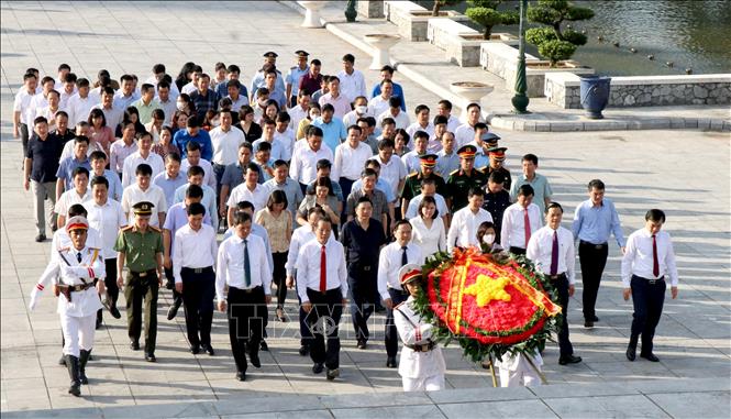 Trong ảnh: Lãnh đạo tỉnh Bắc Ninh dâng hương tưởng niệm tại Đài tưởng niệm các Anh hùng liệt sỹ tỉnh. Ảnh: Đinh Văn Nhiều-TTXVN