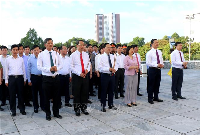 Trong ảnh: Lãnh đạo tỉnh Bắc Ninh dâng hương tưởng niệm tại Đài tưởng niệm các Anh hùng liệt sỹ tỉnh. Ảnh: Đinh Văn Nhiều-TTXVN