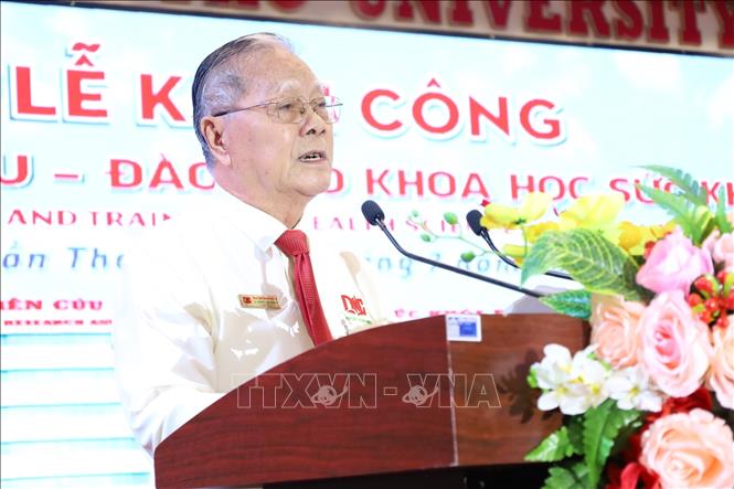 Trong ảnh: Ông Nguyễn Văn Quang, Hiệu trưởng Trường Đại học Nam Cần Thơ, phát biểu tại lễ khởi công. Ảnh: Ánh Tuyết - TTXVN