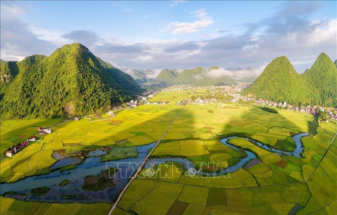 The picturesque beauty of the Bac Son valley. VNA Photo: Anh Tuấn