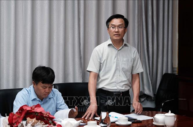 Ông Lê Đức Tuân, Phó Giám đốc Ban Quản lý dự án Mỹ Thuận phát biểu tại cuộc họp. Ảnh: Thanh Liêm - TTXVN