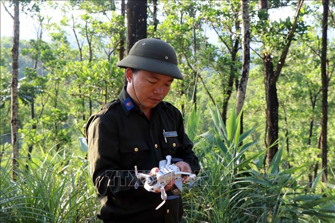Trong ảnh: Nhân viên Ban quản lý rừng phòng hộ sông Hương sử dụng thiết bị bay flycam để chủ động phát hiện các đám cháy rừng. Ảnh: Đỗ Trưởng - TTXVN


