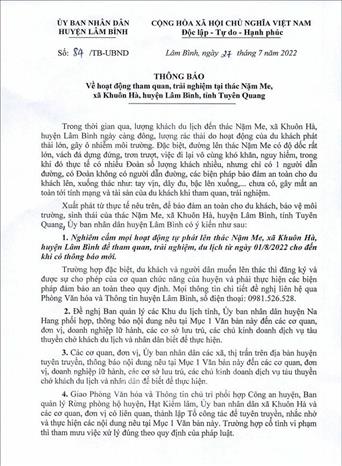 Trong ảnh: Thông báo tạm dừng các hoạt động tham quan, trải nghiệm tại thác Nặm Me. Ảnh: TTXVN phát