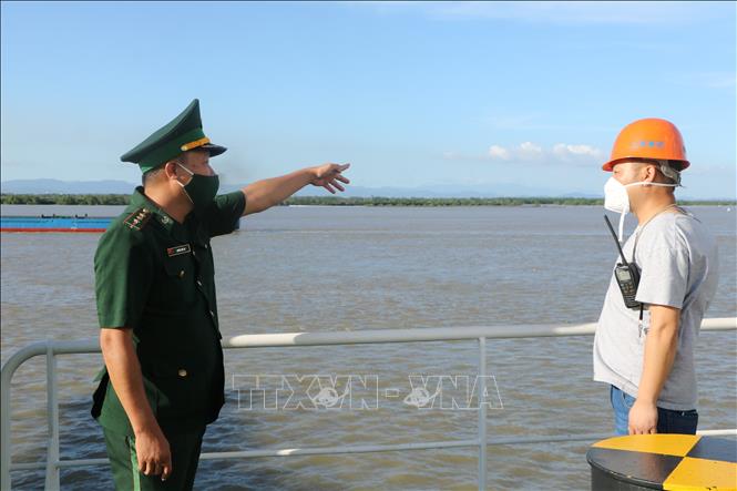 Trong ảnh: Thượng úy Dương Văn Sự hướng dẫn người nước ngoài tuân thủ quy định về chủ quyền biển đảo của Việt Nam. Ảnh: Minh Thu- TTXVN
