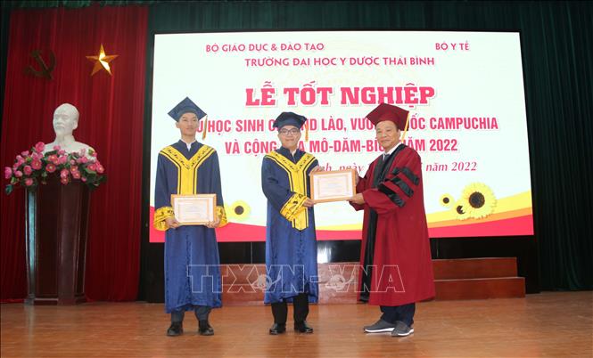 Trong ảnh: Đại học Y Dược Thái Bình trao Giấy khen cho 2 lưu học sinh nước Cộng hòa dân chủ nhân dân Lào và Vương quốc Campuchia tốt nghiệp loại giỏi. Ảnh: Thu Hoài –TTXVN 