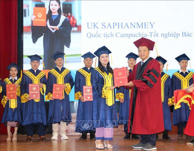 Trong ảnh: Hiệu trưởng trường Đại học Y Dược Thái Bình, Phó Giáo sư, Tiến sỹ Nguyễn Duy Cường (phải) trao bằng tốt nghiệp cho lưu học sinh. Ảnh:  Thu Hoài- TTXVN
