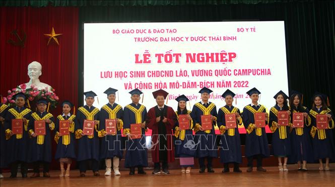 Trong ảnh: Các lưu học sinh được trao bằng tốt nghiệp. Ảnh: Thu Hoài – TTXVN