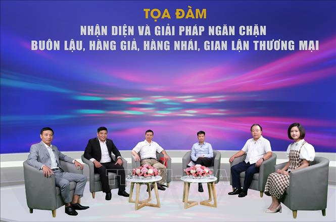 Trong ảnh: Các chuyên gia, lãnh đạo cơ quan chức năng tại tọa đàm. Ảnh: Trần Việt - TTXVN
