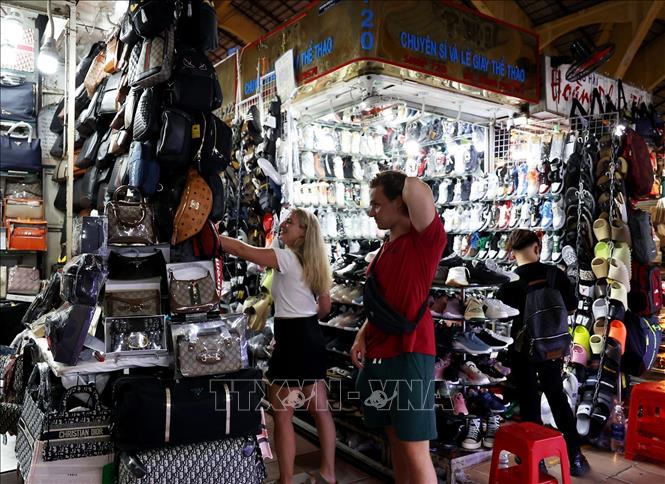 Trong ảnh: Khách quốc tế mua sắm tại chợ Bến Thành. Ảnh: Hồng Đạt - TTXVN
