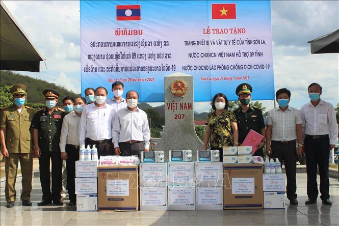 Tỉnh Sơn La trao tặng trang thiết bị và vật tư y tế hỗ trợ công tác phòng chống dịch COVID-19 cho các tỉnh nước Cộng hòa Dân chủ Nhân dân Lào vào tháng 5/2021. Ảnh: TTXVN phát