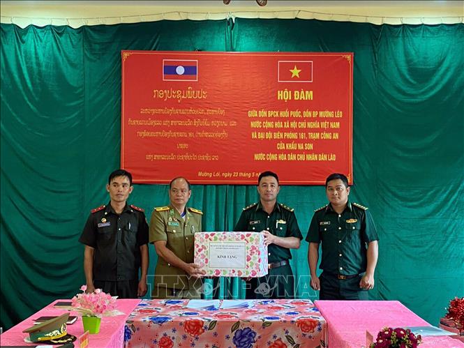 Hội đàm thường niên giữa Đồn Biên phòng Mường Lèo, Bộ Chỉ huy Bộ đội Biên phòng tỉnh Sơn La và Đại đội Biên phòng 161; Trạm Công An Cửa khẩu Nà Son, tỉnh Luông Pha Bang, Lào. Ảnh: TTXVN phát