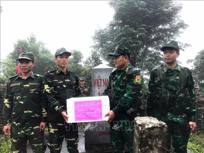 Đội tuần tra Đồn Biên phòng Mường Lèo, Bộ Chỉ huy Bộ đội Biên phòng tỉnh Sơn La tặng quà Đội tuần tra Đại đội Biên phòng 161, Ban chỉ huy quân sự tỉnh Luông Pha Bang, Lào. Ảnh: TTXVN phát