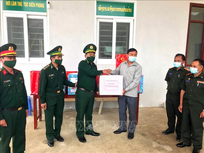 Đồn Biên phòng Mường Lèo, Bộ Chỉ huy Bộ đội Biên phòng tỉnh Sơn La tặng quà chính quyền và lực lượng bảo vệ biên giới huyện Phôn Thoong, tỉnh Luông Pha Băng, Lào. Ảnh: TTXVN phát