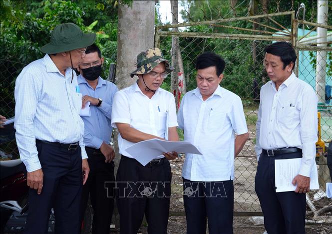Phó Chủ tịch UBND thành phố Cần Thơ Nguyễn Ngọc Hè (thứ 2 từ phải sang) kiểm tra tiến độ các công trình kè chống sạt lở sông Ô Môn. Ảnh: Thanh Liêm - TTXVN