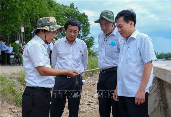Phó Chủ tịch UBND thành phố Cần Thơ Nguyễn Ngọc Hè (bên phải) kiểm tra công trình kè chống sạt lở sông Ô Môn, đoạn từ Rạch Vàm đến bến đò Tầm Vu. Ảnh: Thanh Liêm - TTXVN