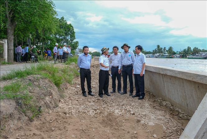 Lãnh đạo UBND thành phố Cần Thơ kiểm tra tiến độ các công trình kè chống sạt lở sông Ô Môn, đoạn từ Rạch Vàm đến bến đò Tầm Vu. Ảnh: Thanh Liêm - TTXVN
