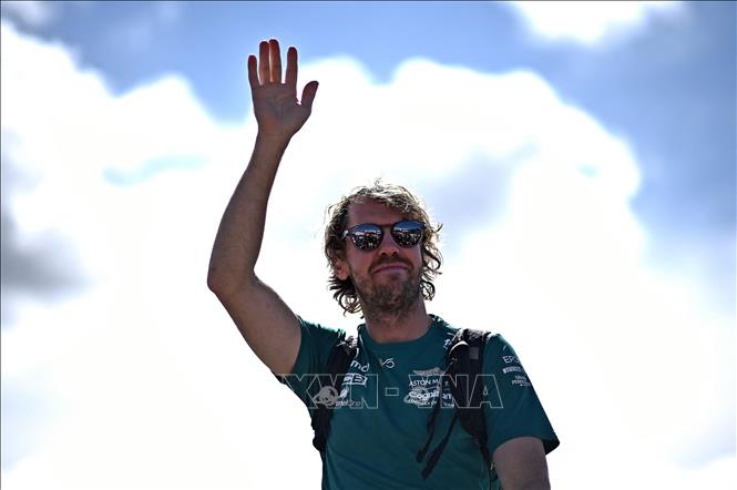 Trong ảnh (tư liệu): Tay đua Sebastian Vettel vẫy chào người hâm mộ khi tới tham dự Giải đua Công thức 1 tại Anh, ở Silverstone, miền trung nước Anh, ngày 3/7/2022. Ảnh: AFP/ TTXVN