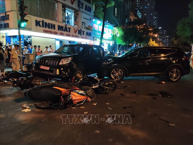 Hiện trường vụ tại nạn liên hoàn tại phố Ngô Thì Nhậm (Quang Trung, Hà Đông). Ảnh: TTXVN phát