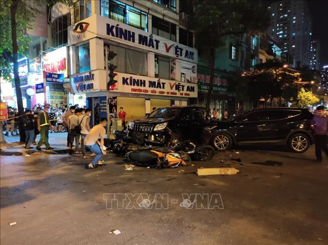 Hiện trường vụ tại nạn liên hoàn tại phố Ngô Thì Nhậm (Quang Trung, Hà Đông). Ảnh: TTXVN phát